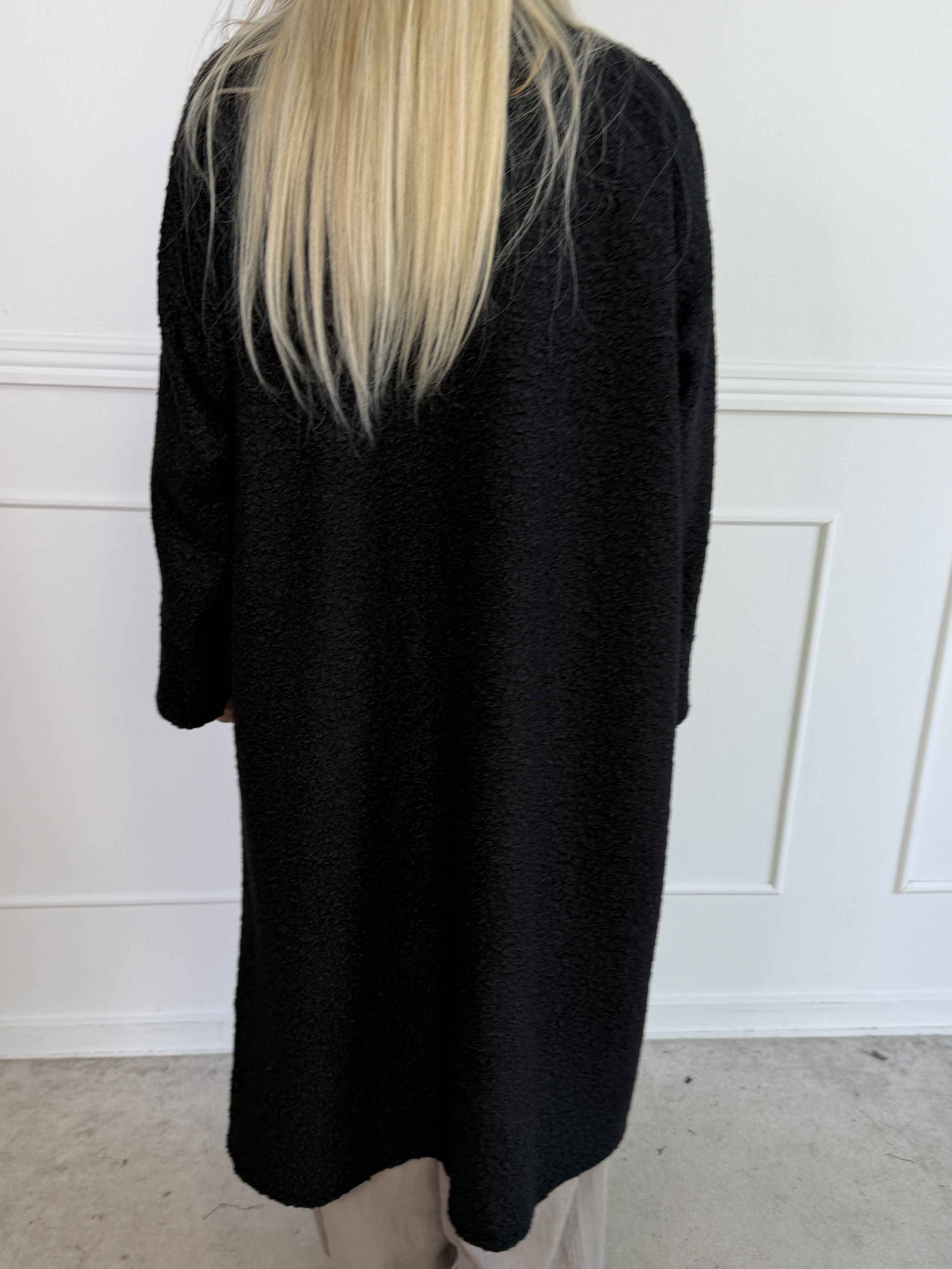 Annah Teddy - Oversized kappa i mjukt teddytyg med synliga sömmar och stora fickor